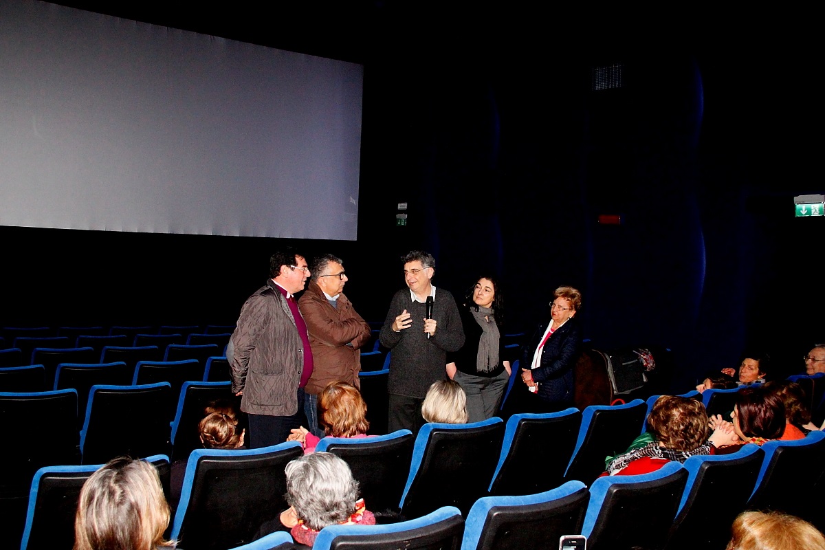 Francesco_Calogero_in_sala_con_gli_organizzatori_del_cineforum.jpg